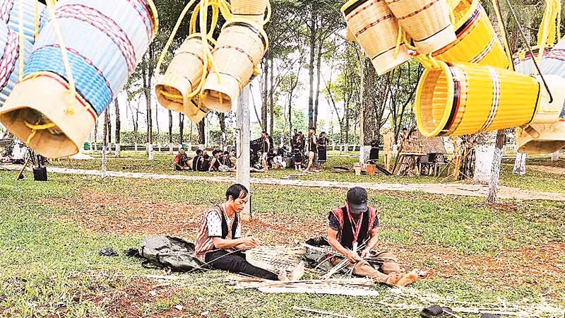 Nghệ nhân người Ba Na tham gia trình diễn, bảo tồn nghề truyền thống.