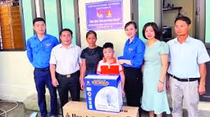  Bí thư Đoàn xã Hồng Vân Đỗ Đình Toản (ngoài cùng bên trái) trong một hoạt động thăm, tặng quà thiếu nhi có hoàn cảnh khó khăn 