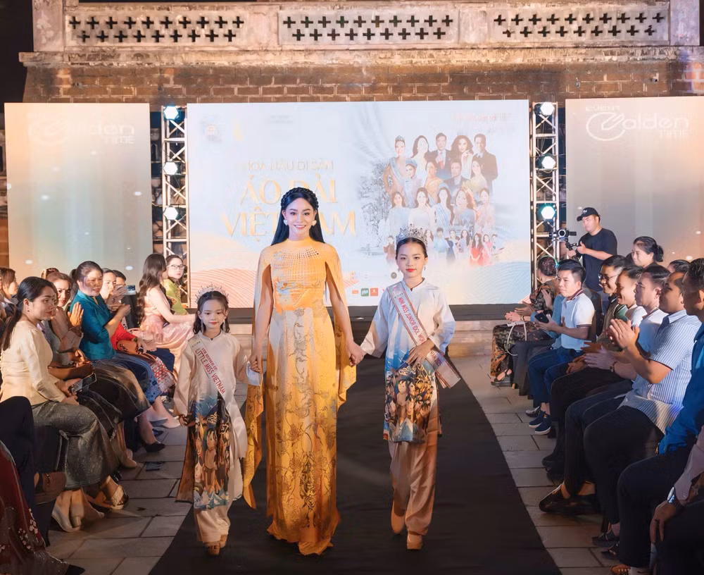 Nghệ sĩ Ưu tú Quách Thu Phương trình diễn áo dài cùng các người mẫu nhí.