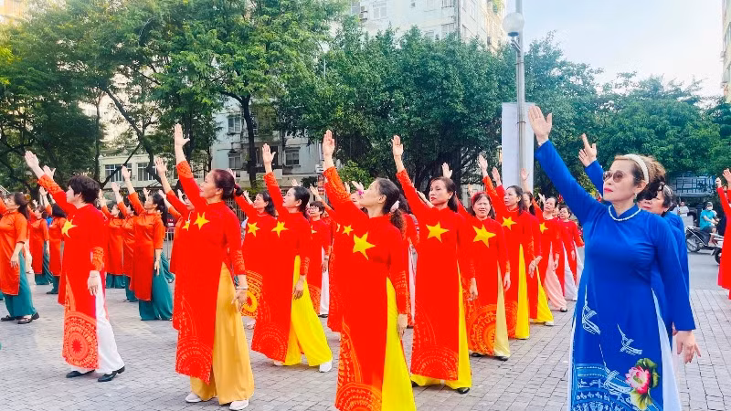 Phụ nữ Thủ đô đồng diễn dân vũ trên nền nhạc 3 ca khúc: “Người Hà Nội - Tiến về Hà Nội - Hà Nội những công trình”. (Ảnh: BẢO LÂM)