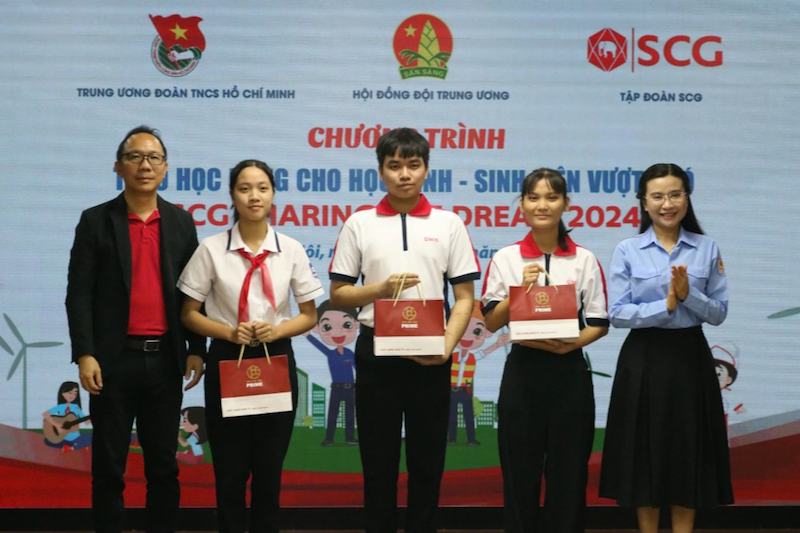 Trần Thị Mai Huê (thứ hai từ phải sang) được trao học bổng vì nỗ lực vượt qua khó khăn, đạt thành tích học tập tốt.
