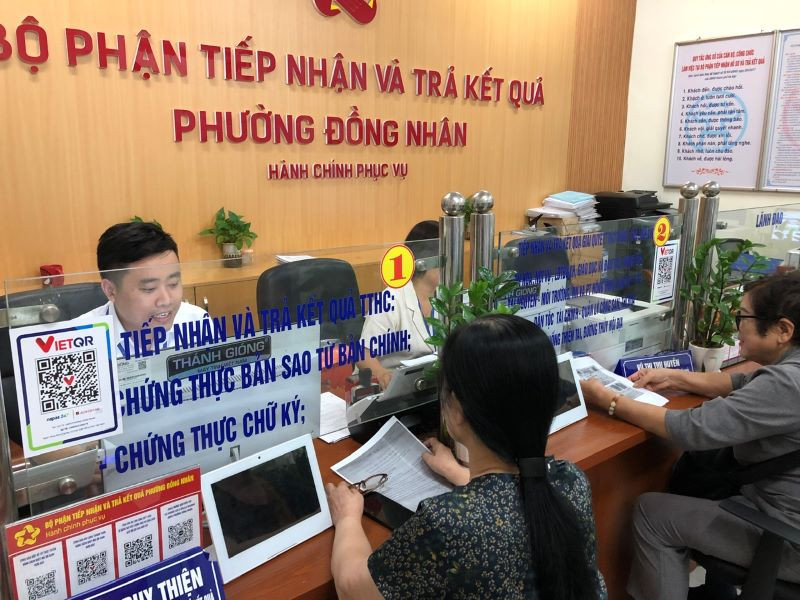 Người dân thực hiện thủ tục hành chính tại Bộ phận một cửa phường Đồng Nhân, quận Hai Bà Trưng, Hà Nội.