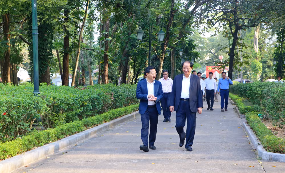 Đồng chí Nguyễn Doãn Toản, Ủy viên Ban Thường vụ Thành ủy, Trưởng Ban Tuyên giáo, Phó Trưởng ban Chỉ đạo Chương trình số 06 kiểm tra việc thực hiện Chương trình số 06-CTr/TU của thị xã Sơn Tây.