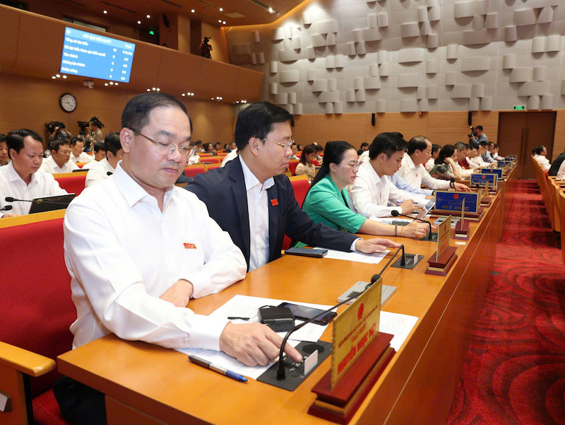 Đại biểu Hội đồng nhân dân thành phố Hà Nội bấm nút biểu quyết thông qua quyết sách của thành phố.
