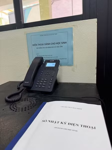Trường trung học cơ sở Thái Thịnh bố trí khu vực đặt điện thoại bàn để học sinh có thể liên lạc với gia đình khi có việc cần. Trường trung học cơ sở Thái Thịnh bố trí khu vực đặt điện thoại bàn để học sinh có thể liên lạc với gia đình khi có việc cần.