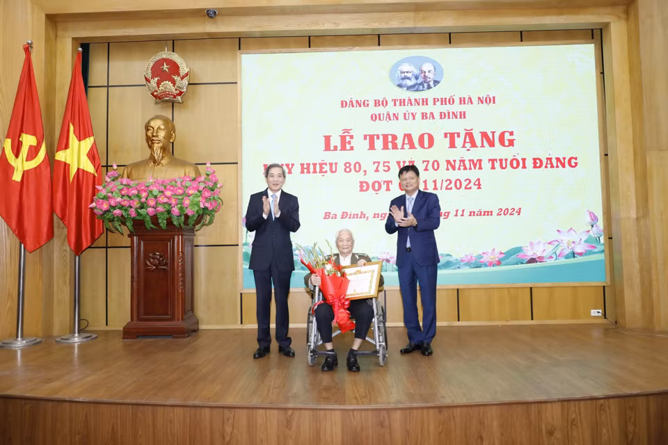 Trưởng ban Tổ chức Thành ủy Vũ Đức Bảo và Bí thư Quận ủy Ba Đình Hoàng Minh Dũng Tiến trao Huy hiệu 80 năm tuổi Đảng tặng đảng viên lão thành.