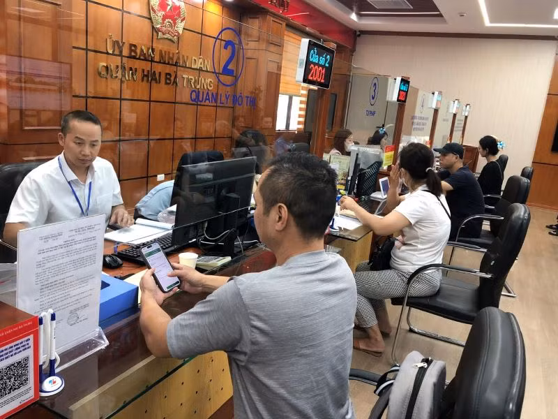 Người dân làm thủ tục hành chính tại bộ phận Một cửa Ủy ban nhân dân quận Hai Bà Trưng. 