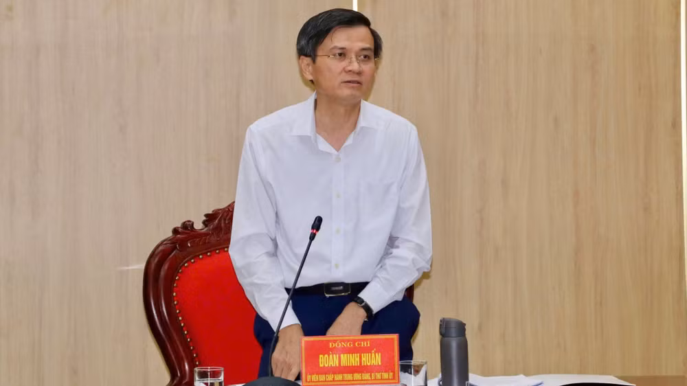 Đồng chí Đoàn Minh Huấn, Bí thư Tỉnh ủy Ninh Bình phát biểu tại hội nghị.