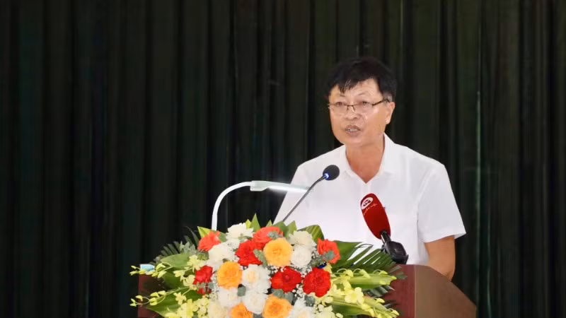 Cử tri huyện Kim Sơn phát biểu ý kiến tại buổi tiếp xúc.