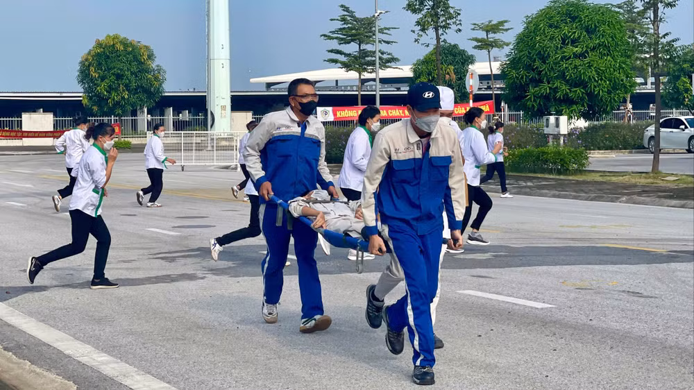 Sau khi nhận nhiệm vụ, thành viên đội phòng cháy, chữa cháy cơ sở đã chia thành các tổ để sơ tán, cứu người, sử dụng các phương tiện chữa cháy đã được trang bị.