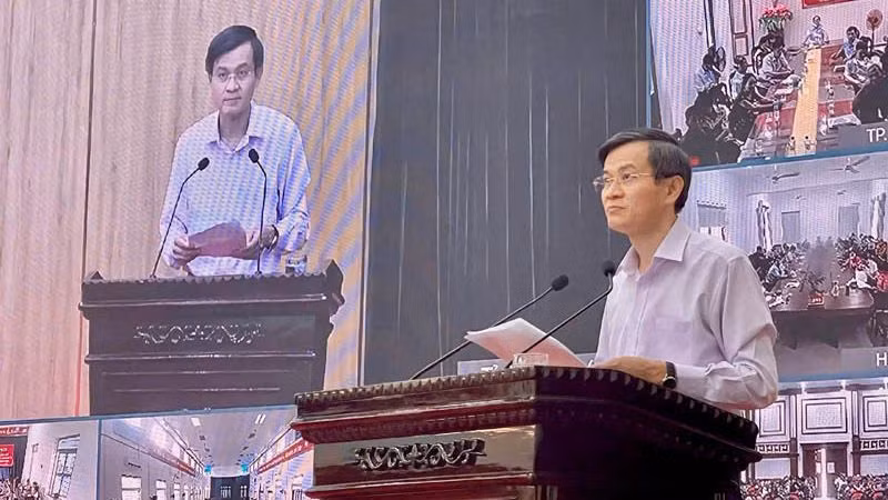 Đồng chí Đoàn Minh Huấn, Bí thư Tỉnh ủy Ninh Bình phát biểu tại hội nghị.