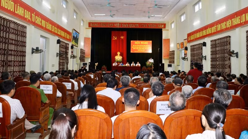 Quang cảnh buổi tiếp xúc cử tri tại huyện Kim Sơn. 