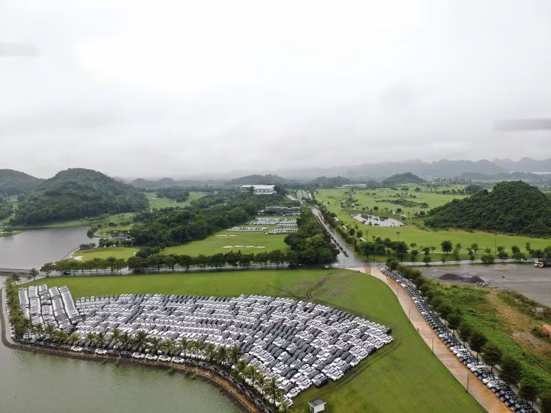 Hàng nghìn xe ô tô từ Nhà máy sản xuất ô tô Hyundai Thành Công (Tập đoàn Thành Công) được di chuyển về nơi an toàn tại sân golf Hoàng Gia (Ảnh: Thanh Hà)