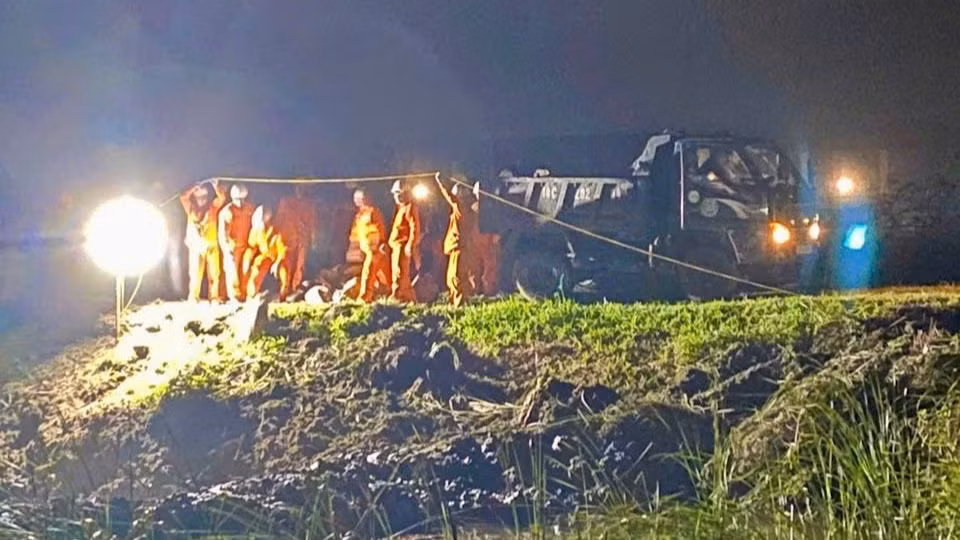 Đội xung kích PC Ninh Bình làm việc xuyên đêm để hoàn thành tiến độ công việc.