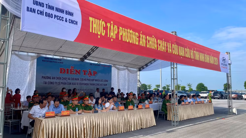 Các đại biểu dự buổi diễn tập.