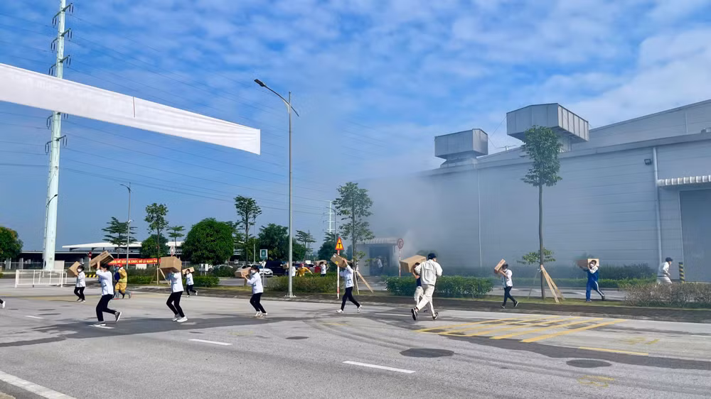 Ngay sau khi xảy ra cháy, lực lượng cơ sở phát hiện và nhanh chóng hô hoán, báo động để thông báo cho mọi người cùng biết, đồng thời vận hành các quy trình chữa cháy, cứu nạn cứu hộ tại cơ sở.