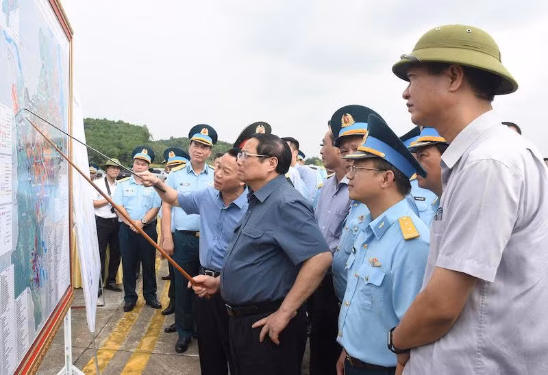 Thủ tướng nghe các đơn vị liên quan báo cáo khi khảo sát thực địa sân bay Yên Bái.