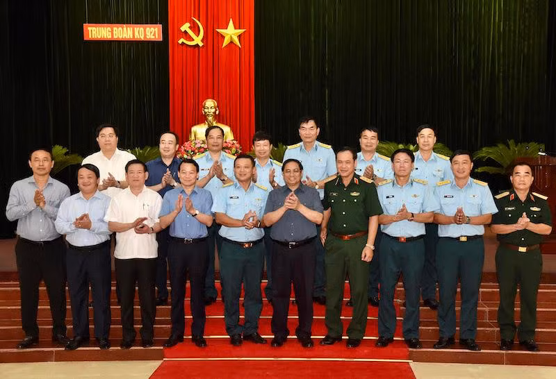 Thủ tướng chụp ảnh lưu niệm khi tới thăm Trung đoàn không quân 921.