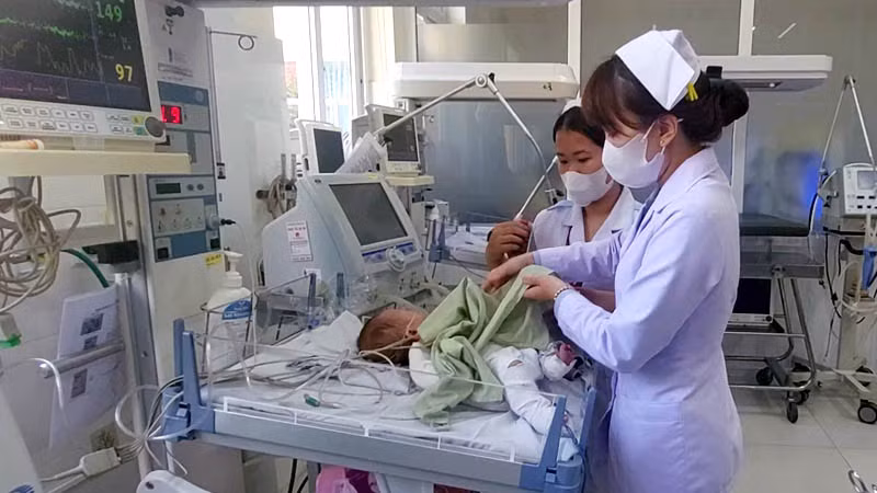 Hiện sức khỏe bé C có tiến triển tốt, đang được điều trị tích cực tại Bệnh viện đa khoa tỉnh Lâm Đồng.