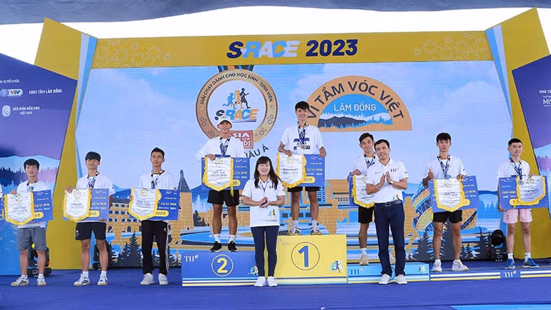 Ban tổ chức trao giải cho các vận động viên.