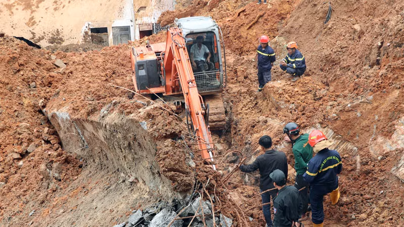 Triển khai công tác cứu hộ tìm kiếm nạn nhân bị vùi lấp.