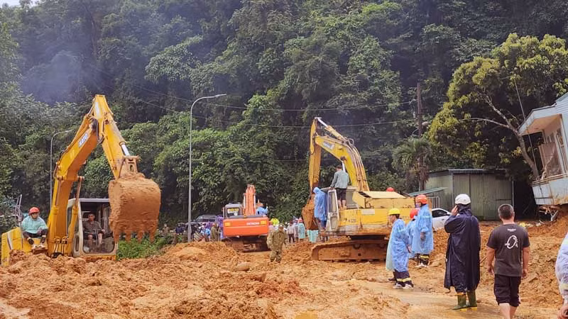 Lực lượng chức năng triển khai công tác cứu hộ, cứu nạn.