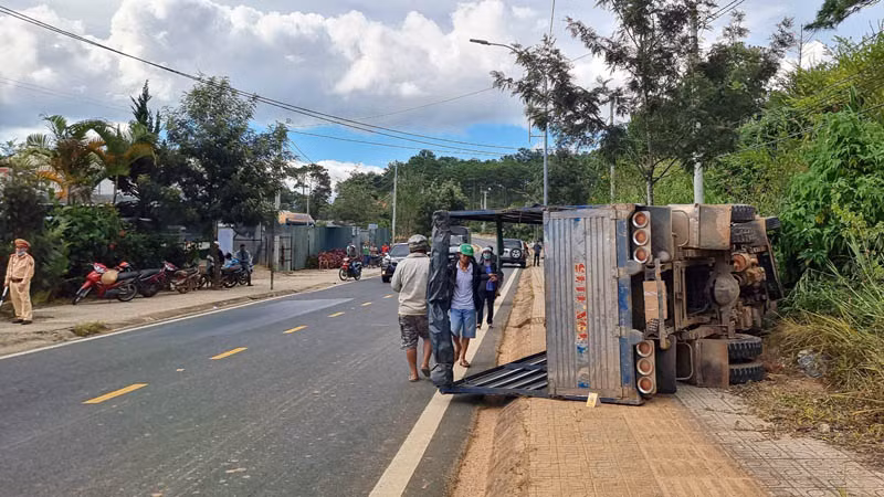 Xe tải lật nghiêng bên đường sau khi va chạm liên hoàn.