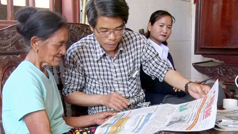 Báo Đảng được cấp phát đến với người có uy tín ở xã vùng sâu Đồng Nai Thượng, huyện Cát Tiên, Lâm Đồng.