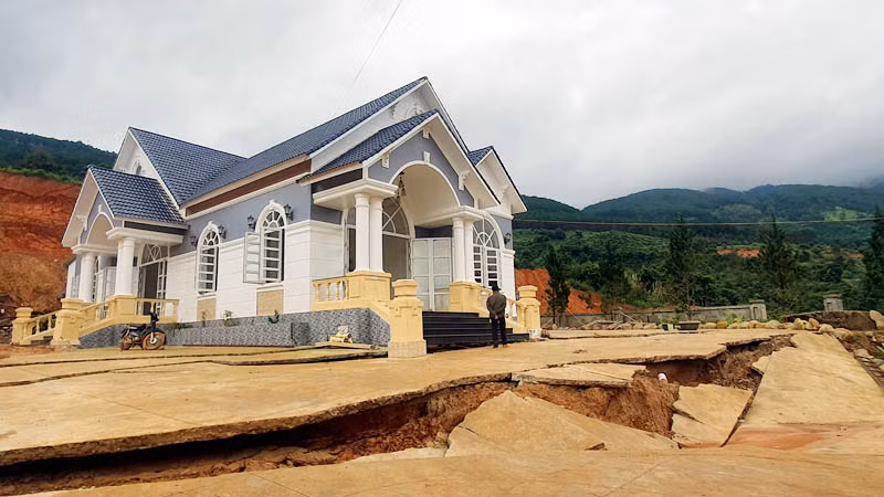 Nhiều ngôi nhà của người dân gần khu vực dự án hồ chứa nước Đông Thanh bị sụt lún, nứt nẻ do sạt trượt đất.