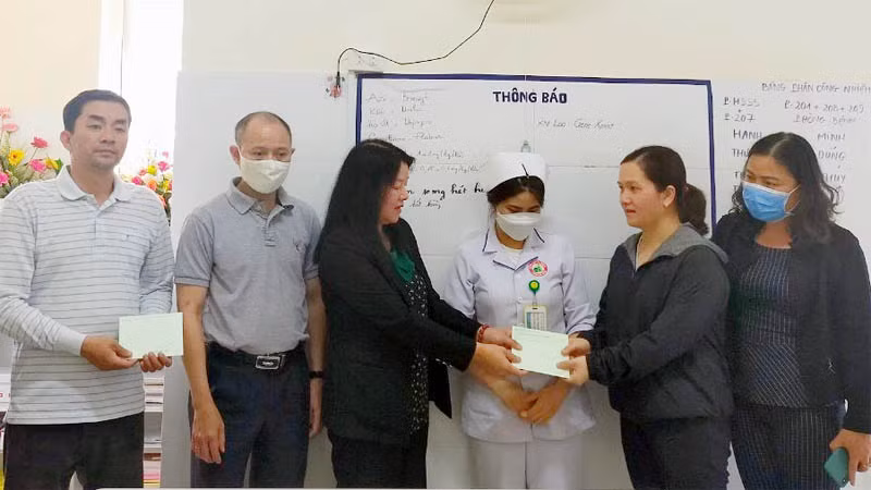 Ban đại diện tiếp nhận hỗ trợ từ lãnh đạo TP Đà Lạt để điều trị bé C .