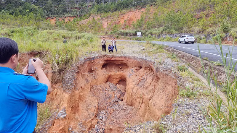 Thanh tra giao thông Lâm Đồng ghi nhận thực tế hiện trường.