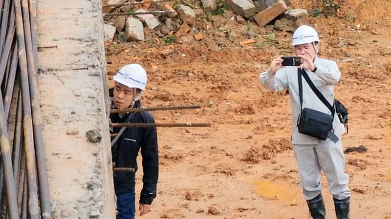 Chuyên gia khảo sát hiện trường vụ sạt lở tại phường 10, thành phố Đà Lạt.