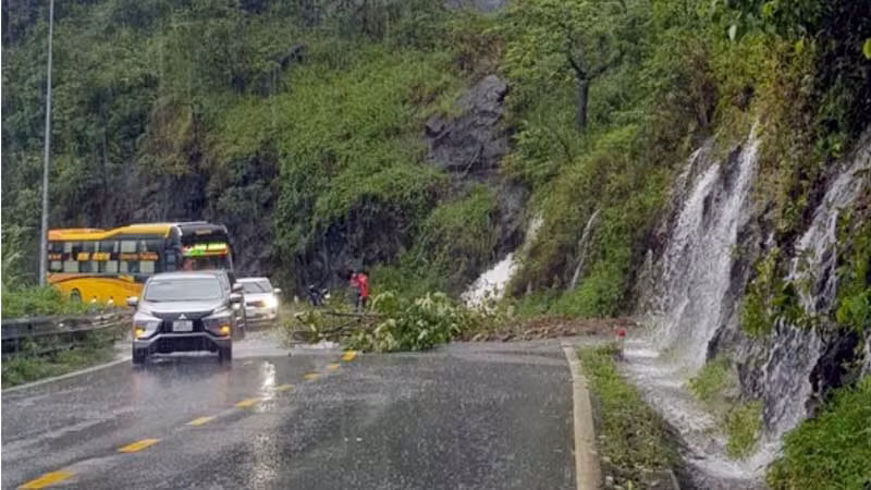 Sạt lở trên đèo Bảo Lộc khiến giao thông ách tắc.