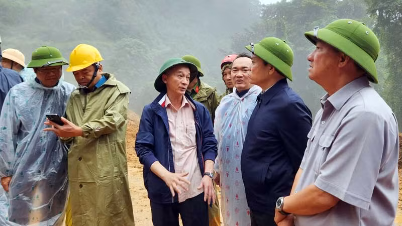 Phó Thủ tướng Trần Lưu Quang và lãnh đạo tỉnh Lâm Đồng tại hiện trường sạt lở trên đèo Bảo Lộc.