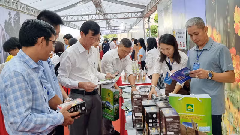 Doanh nghiệp các tỉnh Tây Nguyên giới thiệu sản phẩm tại khuôn khổ hội nghị.