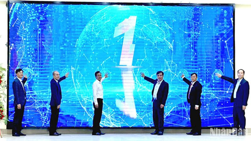 Các đại biểu thực hiện nghi thức khai trương Trung tâm IOC huyện Đam Rông.