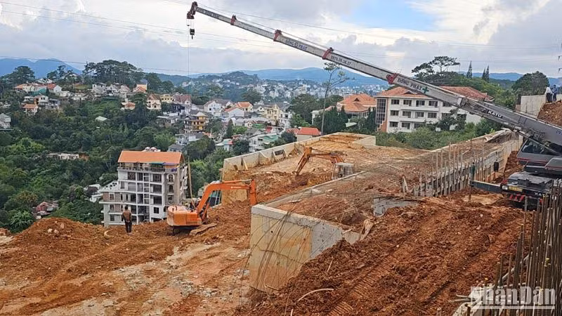 Lực lượng chức năng xử lý khắc phục hậu quả vụ sạt lở tại phường 10, thành phố Đà Lạt.