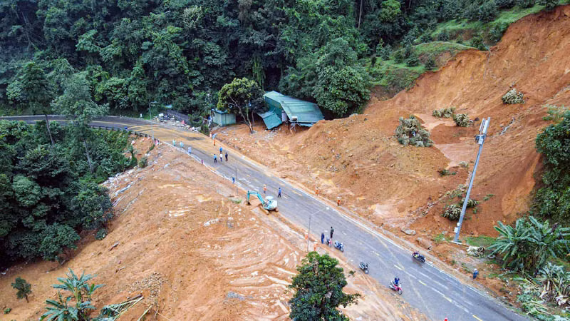 Khu vực sạt lở nghiêm trọng trên đèo Bảo Lộc đã được khẩn trương xử lý.
