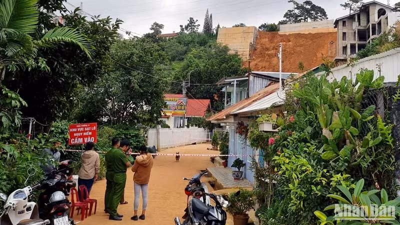 Cơ quan chức năng phong tỏa hiện trường vụ sạt lở tại phường 10, thành phố Đà Lạt để xử lý vụ việc.