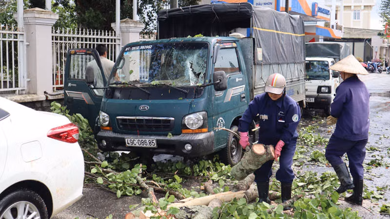 Xử lý hiện trường sau cơn mưa lớn.