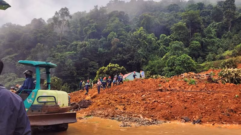 Lực lượng chức năng triển khai công tác cứu hộ.