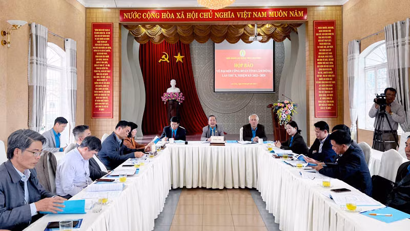 Quang cảnh họp báo về Đại hội Công đoàn tỉnh Lâm Đồng lần thứ X.