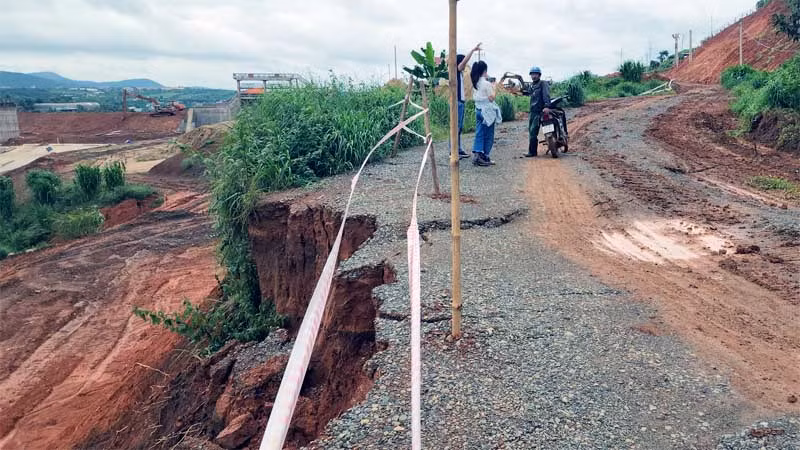 Đường giao thông cạnh dự án hồ chứa nước Đông Thanh bị sạt lở.