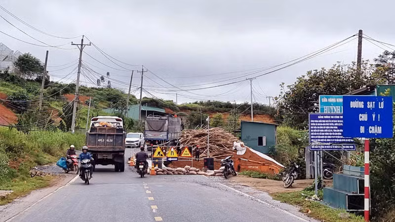 Vị trí sạt lở nghiêm trọng đoạn qua thôn 1, xã Đạ Sar, huyện Lạc Dương.
