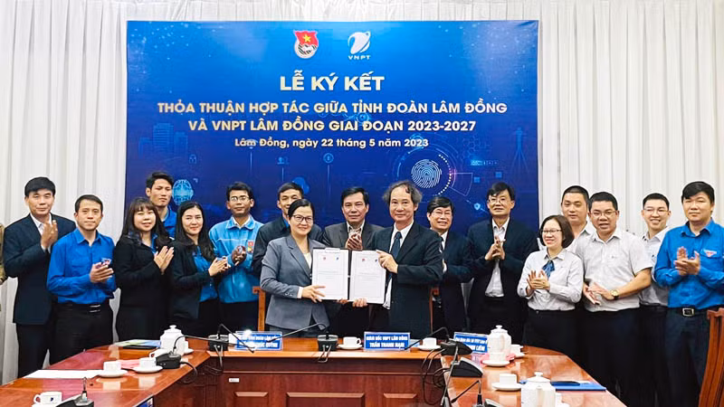 Quang cảnh lễ ký kết.