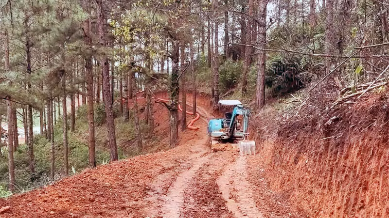 Xe múc tại hiện trường đã tạm ngừng hoạt động.