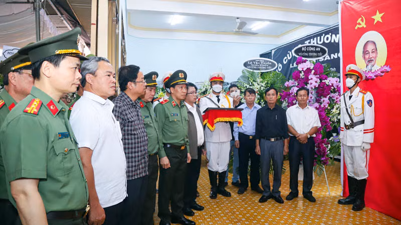 Đoàn công tác của Bộ Công an và lãnh đạo tỉnh Lâm Đồng tại Lễ trao bằng “Tổ quốc ghi công” cho thân nhân 3 liệt sĩ hy sinh trong khi làm nhiệm vụ trên đèo Bảo Lộc.