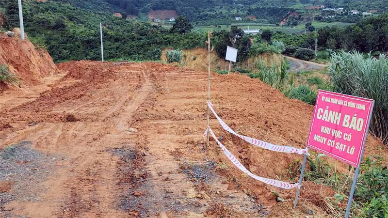 Con đường dẫn vào khu sản xuất của người dân bị sụt lún.