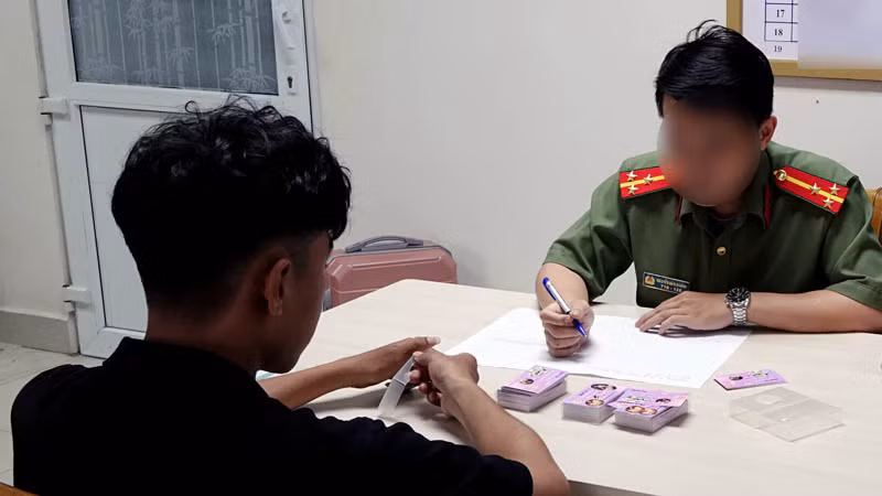 Các đối tượng khai nhận, mỗi ngày phát từ 3.000 đến 5.000 tấm danh thiếp "lạ". (Ảnh: Công an cung cấp)