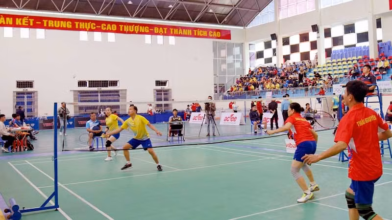 Các vận động viên khởi tranh môn cầu lông sau lễ khai mạc.